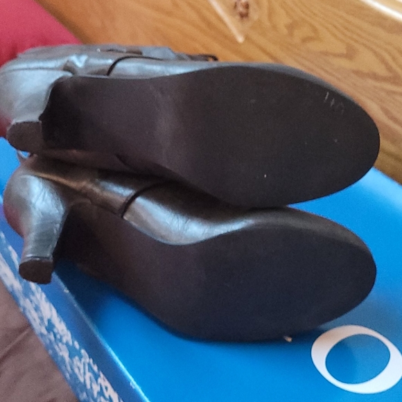 Women's gray, dress boots - Picture 3 of 6